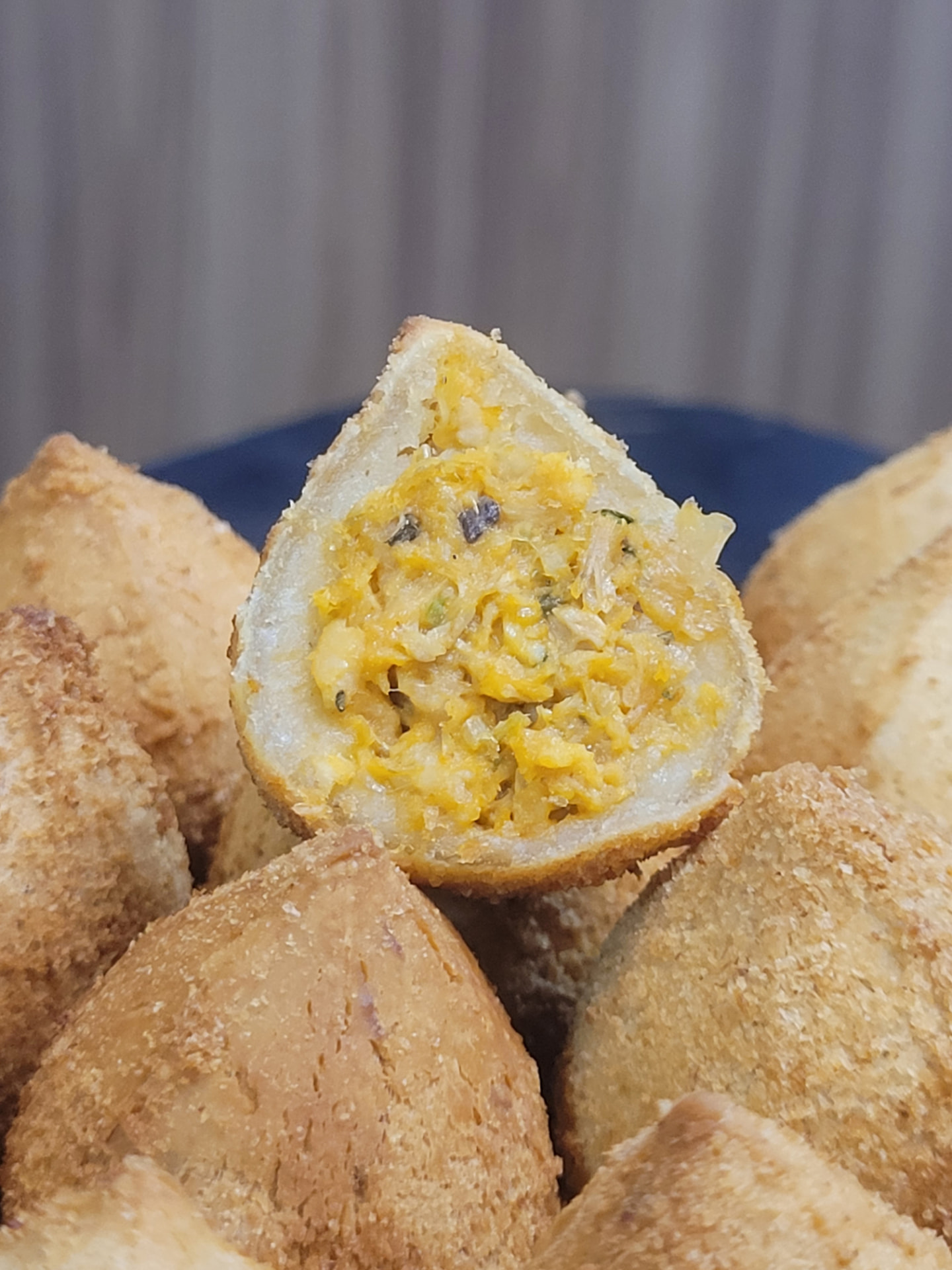 Coxinhas artesanais douradas com recheio cremoso